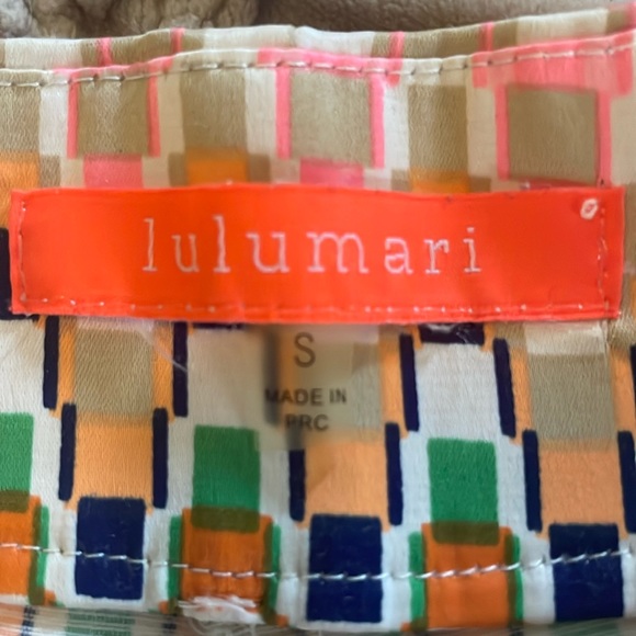 Interesting neon high waisted shorts - Picture 2 of 4